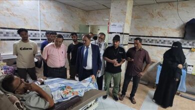 محافظ الضالع يزور مركز الغسيل الكلوي ويشرف على إجراء عملية الاستلام والتسليم بين المديرين