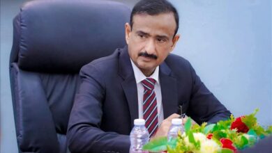 محافظ شبوة يوجه بصرف راتب للتربويين من إيرادات السلطة المحلية