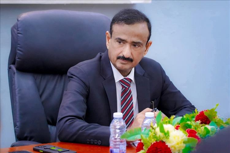 محافظ شبوة يوجه بصرف راتب للتربويين من إيرادات السلطة المحلية