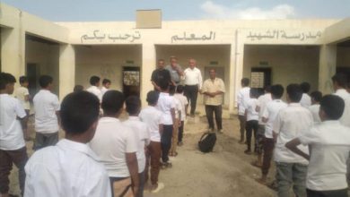 مدير التربية والتعليم بلودر يلقي كلمة الطابور الصباحي أمام تلاميذ مدرسة الشهيد المعلم