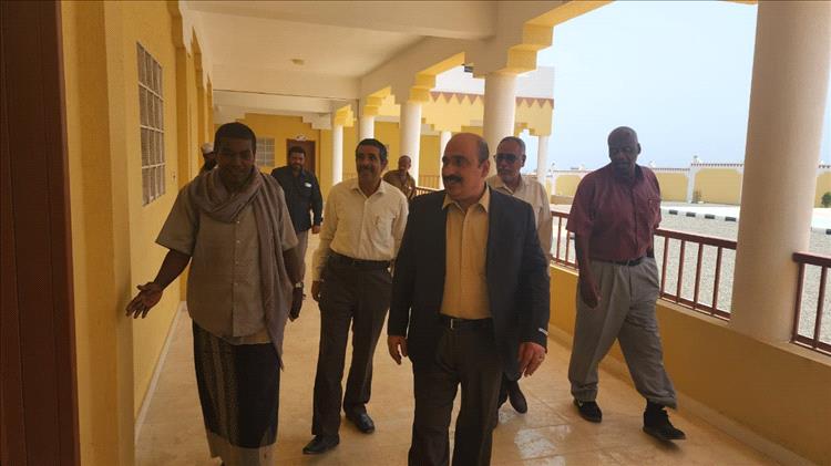 مدير تربية ساحل حضرموت يتفقد مدرستين جديدتين بمحور فوة استعداداً للعام الدراسي