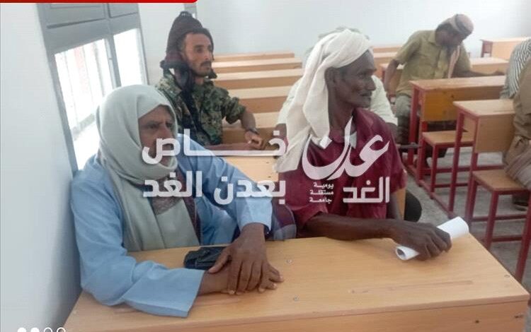 مدير عام أحور يترأس اجتماعاً مشتركاً مع الأجهزة الأمنية والعسكرية وعُقّال الحارات بشأن كهرباء أحور