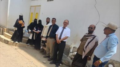 مدير عام مكتب الصحة ومستشار وزير الصحة في زيارة تفقدية لحملة التحصين ضد شلل الأطفال بحوطة لحج