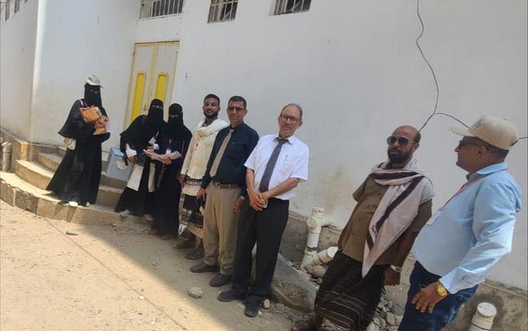 مدير عام مكتب الصحة ومستشار وزير الصحة في زيارة تفقدية لحملة التحصين ضد شلل الأطفال بحوطة لحج
