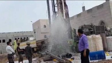 مدير عام مياه الريف ومدير عام الروضة يتفقدان سير العمل في مشروع بئر ارتوازية لدعم مياه الروضة بشبوة