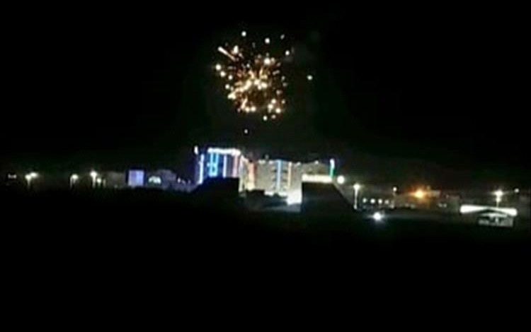 مدينة عتق تحتفي بالألعاب النارية ابتهاجًا بعودة النشاط الملاحي لمطار عتق الدولي