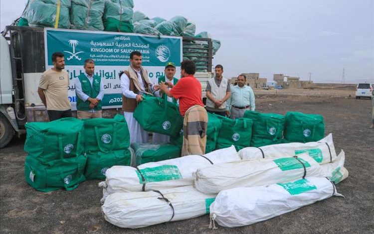 مركز الملك سلمان للإغاثة يوزع مساعدات إيوائية طارئة للمتضررين من الأمطار والسيول بمحافظة مأرب