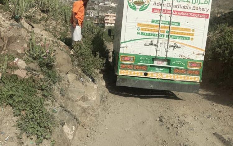 وجاهات وشخصيات اجتماعية في رصد يناشدون بإصلاح الطريق المؤدي للمديرية
