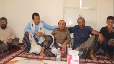 وفد برئاسة الدكتور ربيع علي طاهر يزور القاضي عبدالرحيم الماس لتفقده والاطمئنان على صحته