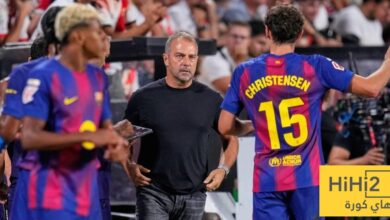 هانز فليك يفضح الغرور الفردي ويصرّ على وحدة برشلونة