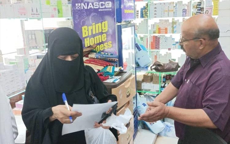 الصحة في عدن تواصل حملة رقابة والتفتيش على صيدليات المنصورة