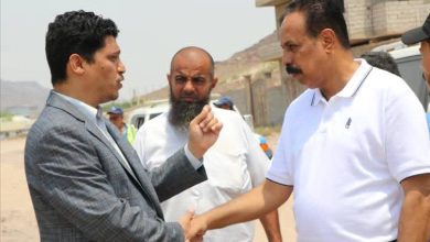 العقربي يطلع على احتياجات مديرية البريقة من مشاريع صيانة الطرق بعد الأضرار التي خلفتها السيول