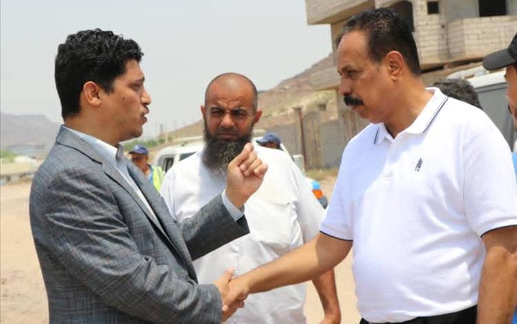 العقربي يطلع على احتياجات مديرية البريقة من مشاريع صيانة الطرق بعد الأضرار التي خلفتها السيول