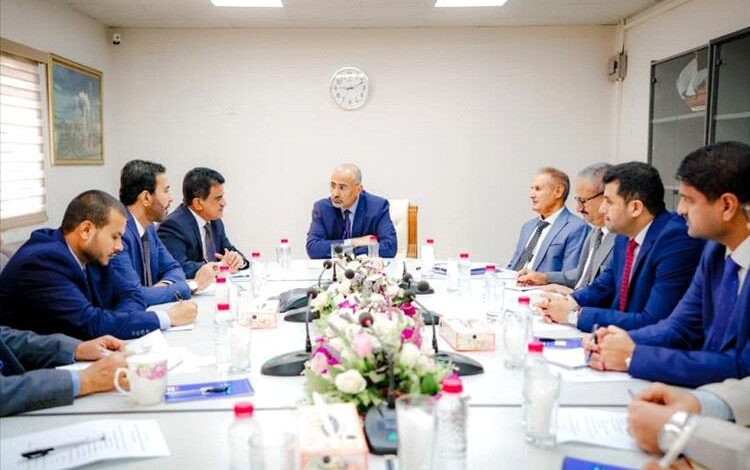 اللواء الزُبيدي يترأس اجتماعاً موسعاً للوقوف على الخطوات المنجزة لإعادة تشغيل مصفاة عدن