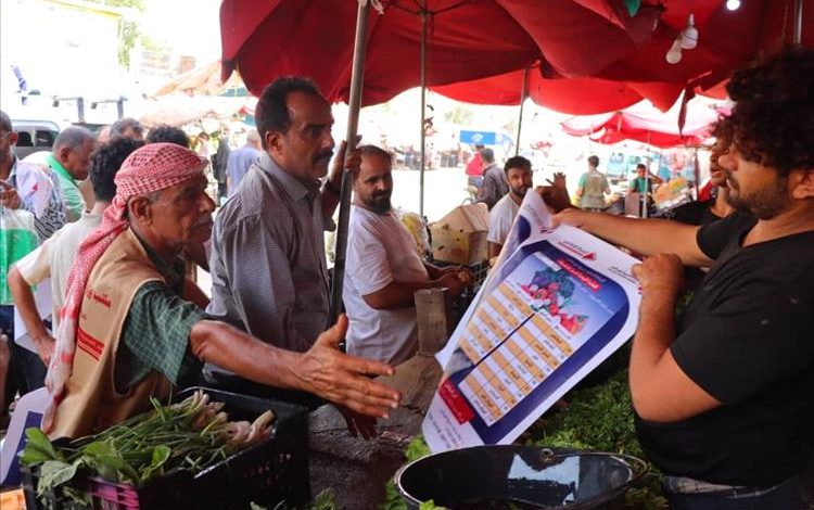بقيادة الزهري.. السلطة المحلية في خور مكسر توزع على أسواق الأسماك والخضار بنرات رسمية لتعريف المواطنين بالأسعار
