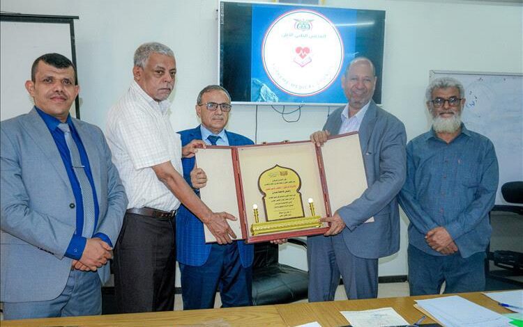 تقديرًا لدعمهم المستمر،، المجلس الطبي يكرم رئيس جامعة عدن وعمداء الكليات الطبية