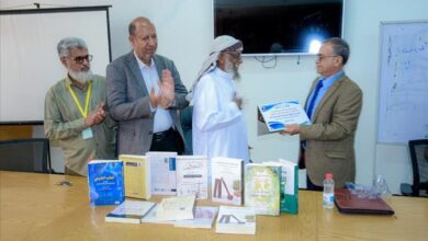 جامعة عدن تكرم الدكتور فضل اليماني وتمنحه شهادة تقديرية