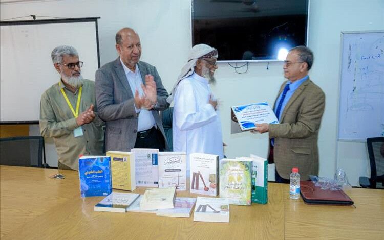 جامعة عدن تكرم الدكتور فضل اليماني وتمنحه شهادة تقديرية