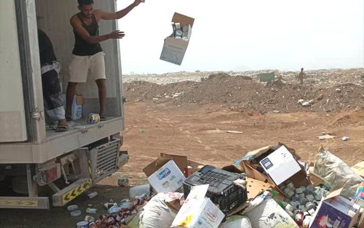 صحة البيئة بالمنصورة تتلف 6 أطنان من مواد غذائية ومشروبات غير صالحة للاستهلاك