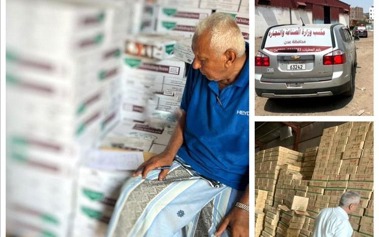ضبط مستودع يحوي آلاف العلب من الطماطم الفاسدة بعدن