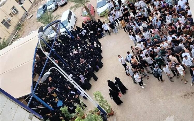طلاب جامعة العلوم والتكنولوجيا بعدن ينفذون إضرابًا احتجاجًا على ارتفاع الرسوم