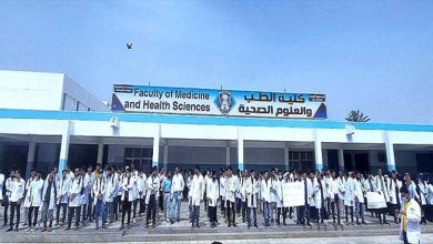 طلاب كلية الطب البشري يصرخون ضد الظلم المالي في جامعة عدن