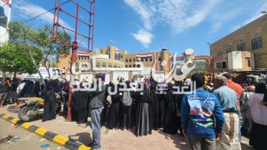 عاجل.. الآلاف يتظاهرون أمام مبنى محافظة تعز للمطالبة بسرعة القبض على قتلة افتهان المشهري
