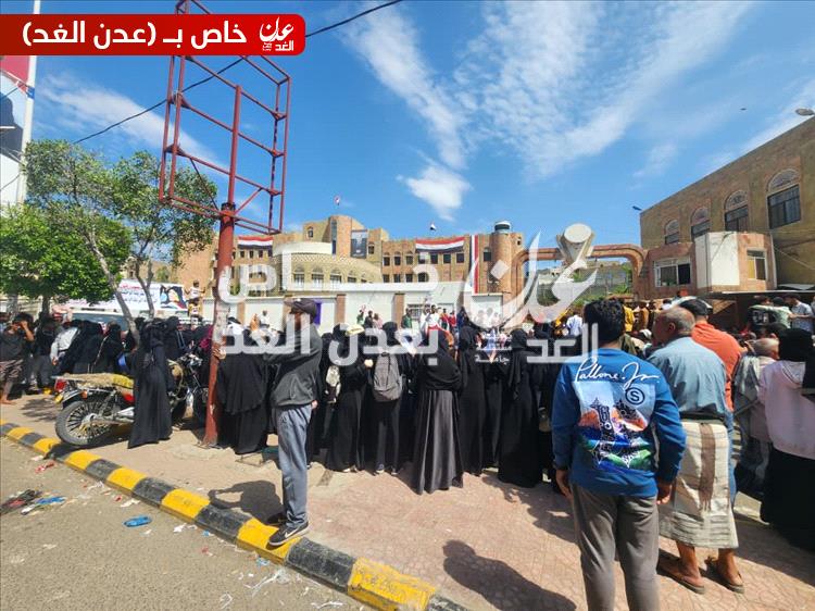 عاجل.. الآلاف يتظاهرون أمام مبنى محافظة تعز للمطالبة بسرعة القبض على قتلة افتهان المشهري