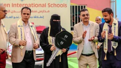 في أول تكريم من نوعه في عدن مدارس سماعدن والنبراس. وبالتعاون مع بنك القطيبي تكرم 11 من أوائل طالباتها، على مستوى الجمهورية والمحافظة