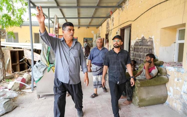 مدير صيرة يتفقد مشروع ترميم مبنى الأشغال العامة والطرق بالمديرية