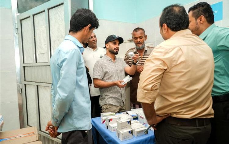 مدير صيرة يزور المخيم الطبي المجاني في مجمع الميدان الصحي