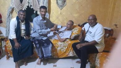 مشتاق عبدالرزاق يزور الزميل منير مصطفى ويسلمه البطاقة الجديدة لفرع اتحاد الإعلام الرياضي بعدن