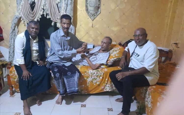 مشتاق عبدالرزاق يزور الزميل منير مصطفى ويسلمه البطاقة الجديدة لفرع اتحاد الإعلام الرياضي بعدن