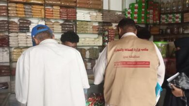 مكتب الصناعة والتجارة بالمعلا يواصل حملات مراقبة الأسعار ويحذر المتلاعبين
