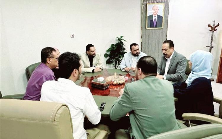 وزارة الأشغال توقع عقودًا لترميم طريق كورنيش المحافظ وصيانة الطرق المتضررة في عدن
