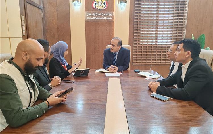 وزير الصحة يلتقي المدير القطري لمنظمة العمل من أجل الإنسانية الدولية بعدن