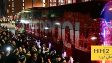 فيديو .. مشجع كريستال بالاس يوقف حافلة ليفربول لربط حذائه