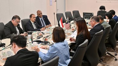 الإرياني يبحث مع نظيره الماليزي تعزيز التعاون السياحي والثقافي بين البلدين