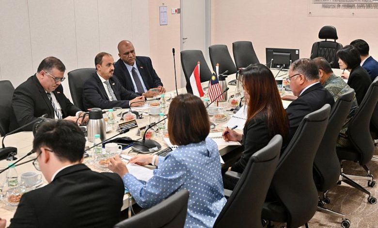 الإرياني يبحث مع نظيره الماليزي تعزيز التعاون السياحي والثقافي بين البلدين