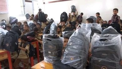 الحديدة.. إنسانية المقاومة توزع 2000 حقيبة مدرسية للطلاب في حيس
