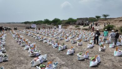 الحديدة.. السلطة المحلية توزع مواد غذائية لـ200 أسرة متضررة من السيول في ريف حيس