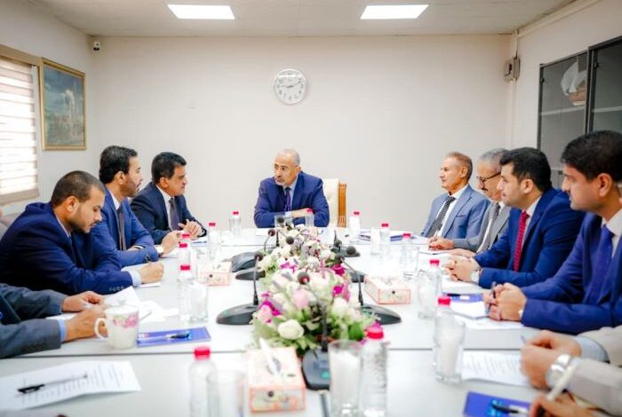 الزُبيدي يترأس اجتماعًا موسعًا لمتابعة خطوات إعادة تشغيل مصفاة عدن