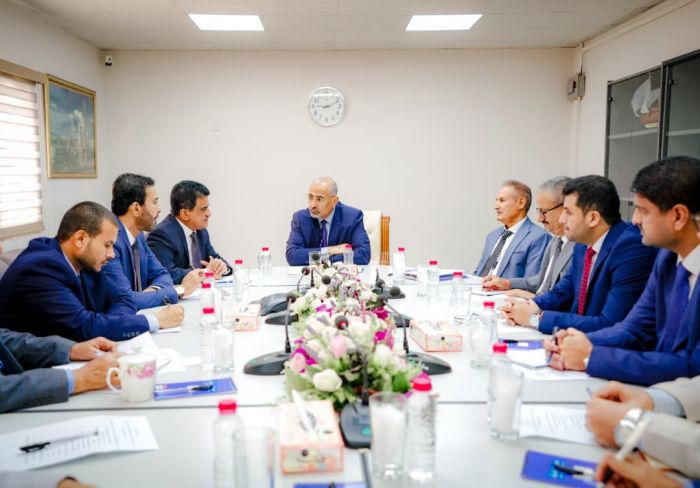 الزُبيدي يترأس اجتماعًا موسعًا لمتابعة خطوات إعادة تشغيل مصفاة عدن