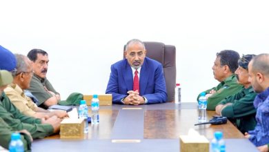 اللواء الزُبيدي يزور شرطة عدن ويطّلع على سير العمل في إداراتها