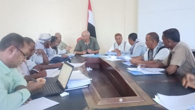 المجلس المحلي بالمخا يدعو إلى المشاركة في احتفالات الذكرى الـ63 لثورة 26 سبتمبر