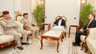 المحرمي يناقش مع وزير الدفاع ومدير الأكاديمية العسكرية خطط تطوير القوات وتعزيز الجاهزية