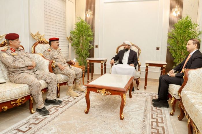 المحرمي يناقش مع وزير الدفاع ومدير الأكاديمية العسكرية خطط تطوير القوات وتعزيز الجاهزية