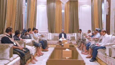 المحرّمي يلتقي أسرة المختطف "عشال" وعدد من وجهاء الجعادنة