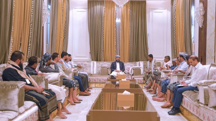 المحرّمي يلتقي أسرة المختطف "عشال" وعدد من وجهاء الجعادنة