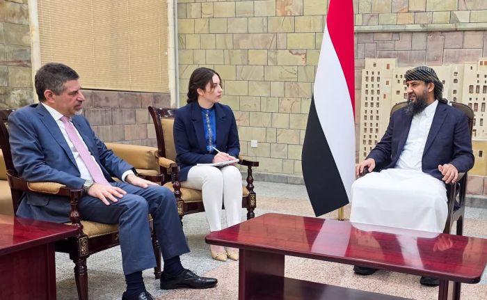المحرّمي يلتقي السفير الأمريكي ويؤكد أهمية الدعم للإصلاحات الاقتصادية ومكافحة الإرهاب